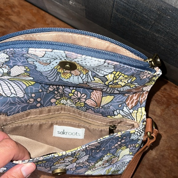 Cute Blue Floral Sakroots Purse - Picture 7 of 7